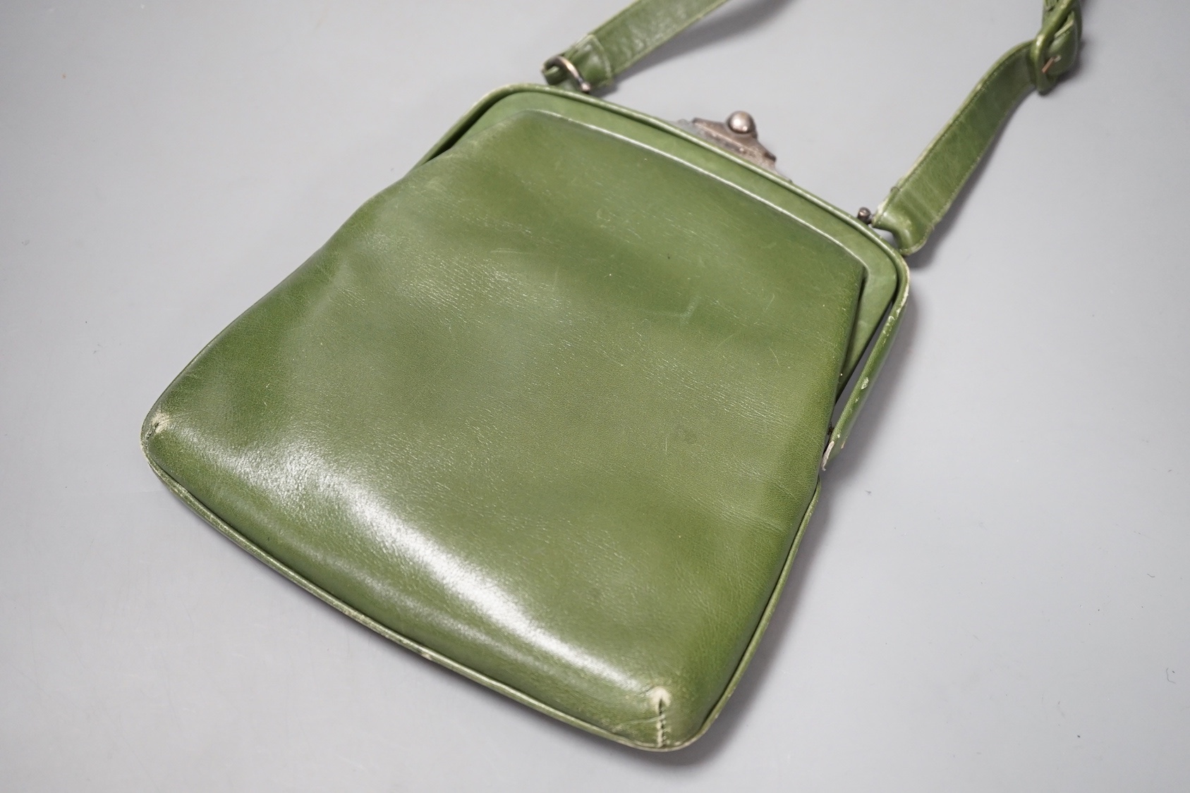 An unusual Art Deco green, brown and yellow leather handbag, 24 cms high (including clasp) x 20 cms wide.